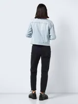 Chaqueta de jean celeste de corte clásico con cuello, cierre frontal con botones, bolsillos delanteros y mangas largas.