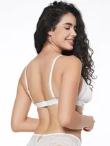 Conjunto de ropa interior color blanco con estampado de manchas rosadas y detalles de encaje blanco. Incluye corpiño triangular sin aro y tanga con laterales de encaje.