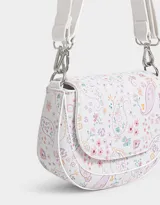 Bandolera blanca con estampado floral multicolor, correa de mano corta y correa larga regulable. Cierre con broche a presión.