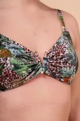 Top de bikini estampado con hojas y animal print, sin aro, con breteles regulables, aplique en forma de V en el escote y nudo regulable en la espalda.