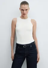 Musculosa blanca de tejido de punto fino con cuello redondo y tirantes anchos.