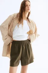 Short verde militar de lino con cintura elastizada y bolsillos laterales.