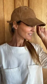 Gorra tipo béisbol color marrón, confeccionada en cuero gamuzado.