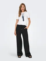 Camiseta blanca de algodón con cuello redondo y mangas cortas. Estampado frontal con ilustración de una mujer con texto "Iconic".