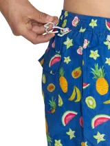 Short de baño celeste con estampado de caballitos de mar rosados. Tiene cintura elástica con cordón ajustable, bolsillos laterales y traseros.