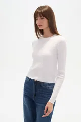 Sweater blanco de viscosa, con cuello a la base, diseño de ochos y corte al cuerpo.