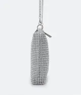 Bolso bandolera plateado con detalles de strass, correa de cadena y cierre de cremallera.