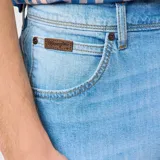 Short de jean celeste con corte a la rodilla.