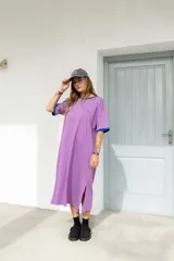 Gorra marrón de algodón con visera curva y bordado frontal con la palabra "HAHA" repetida en círculo.