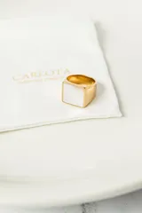 Anillo dorado de acero quirúrgico con baño de oro 18k y una pieza cuadrada de nácar.