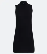 Vestido negro de corte recto, sin mangas, con cuello semi alto tipo mock neck.