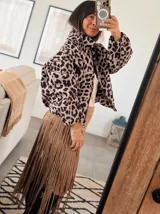 Chaqueta bomber con estampado animal print, cuello alto y mangas abullonadas.
