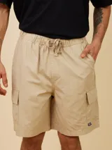 Bermuda cargo color beige, con múltiples bolsillos y ajuste cómodo.
