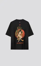Remera negra de manga corta con cuello redondo y calce oversize. Presenta una estampa en la espalda inspirada en el tarot, con la carta "La Fuerza" que muestra a una mujer desnuda sobre un leopardo, rodeada de vegetación y un sol rojo.