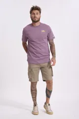 Remera de algodón color lila con cuello redondo y manga corta. Presenta un pequeño estampado en el pecho de una camioneta tipo combi amarilla y texto debajo.