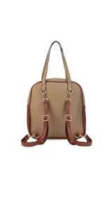 Mochila color marrón con doble asa de mano y correas traseras regulables. Presenta un bolsillo frontal con cierre y compartimento interno para iPad.