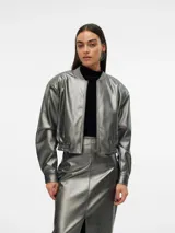 Campera bomber plateada de cuero sintético con cuello, puños y cintura elastizados.