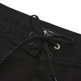 Short de baño azul con cintura elástica, cordón de ajuste blanco y logo de la marca en la pierna derecha.