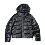 Campera puffer negra, acolchada y liviana, con capucha, cuello alto, cierre frontal con cremallera y botones a presión, dos bolsillos externos y sistema de ajuste regulable en la parte baja.