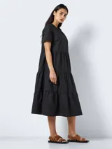 Vestido midi negro de corte suelto con mangas cortas y cuello redondo.