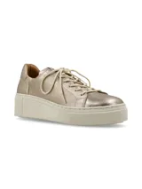 Sneaker Adelaida de cuero graneado color verde oliva, con cordones de algodón y suela elevada color crema.