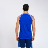 Musculosa deportiva azul con detalles estampados en los hombros con los colores de la bandera de Uruguay. Incluye el logo de Umbro y el escudo del Club Nacional de Football.