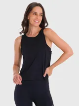 Musculosa deportiva negra de tela suave y fresca, con espalda de malla para mayor ventilación.