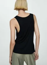 Musculosa negra de tirantes finos y escote redondo.