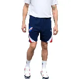 Bermuda deportiva azul marino del Club Nacional de Football, con cintura elástica ajustable con cordón, bolsillos laterales y logo de Umbro bordado. Presenta detalles en blanco y rojo en los laterales y el escudo del club bordado en el frente.