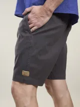 Bermuda color azul marino de corte recto.