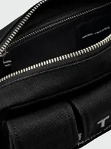 Bolso de hombro Marc Jacobs modelo The Cargo Canvas, color negro con logo estampado en blanco.
