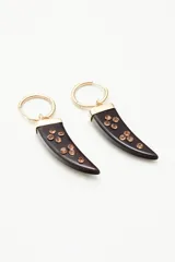 Aros colgantes dorados con forma de argolla pequeña y dije en forma de cuerno de resina con incrustaciones de strass.