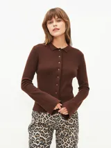Saco marrón con cuello camisero, manga larga y cierre frontal con botones.