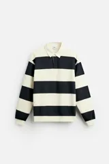 Sudadera de manga larga con cuello polo y cierre de botones ocultos. Diseño a rayas horizontales en blanco y negro.