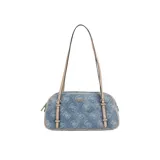 Cartera Guess modelo Cerelia, de hombro, con estampado del logo de la marca en color celeste sobre fondo azul. Tiene detalles en color beige en las correas y los bordes.
