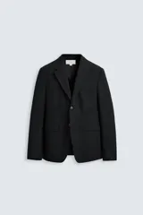 Blazer negro de lana con cuello de solapa de muesca, corte recto, manga larga con puños abotonados, bolsillos de vivo en el pecho y de solapa en la cadera, abertura en la parte posterior y cierre frontal con botones. Colección Origins.