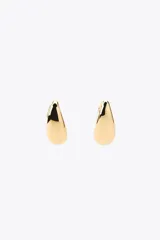 Aros metálicos dorados con forma de gota.