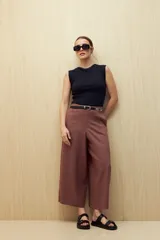 Musculosa marrón de morley con cuello redondo y sisas amplias.