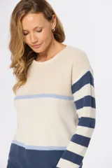 Buzo de tejido fino color beige con rayas horizontales azules y blancas, confeccionado en algodón.