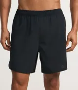 Bermuda deportiva masculina de poliéster, modelo running, color negro. Posee cintura elástica con ajuste interno, sin estampa y bolsillo trasero con cremallera.