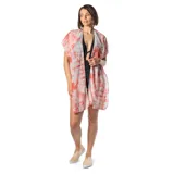 Kimono con estampado abstracto en tonos rosados y blancos, de corte holgado y mangas cortas.