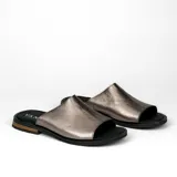 Sandalias bajas de cuero vacuno color negro, con suela de goma y horma de punta redonda. Producto de horma chica, se recomienda pedir un talle más.