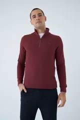 Buzo de hombre azul marino con medio cierre, cuello alto y logo estampado en el pecho. Corte regular y mangas largas.