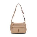 Bandolera color beige de símil cuero con tres bolsillos frontales con cierre, apertura de cierre superior y un bolsillo trasero con cierre. Incluye bolsillos internos y correa larga regulable para llevar al hombro.