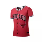 Camiseta de básquet roja con botones, cuello y mangas con ribetes blancos y negros. Estampado frontal con la palabra "Chicago" en negro con borde blanco y el logo del equipo.