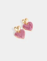 Aros colgantes cortos con corazones de glitter rosado y dorado.
