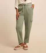 Pantalón cargo color verde claro, con cintura elástica ajustable con cordón, bolsillos laterales tipo cargo y corte holgado.