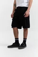 Bermuda de jean azul con efecto lavado, corte recto y bolsillos cargo laterales.