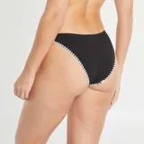 Braguita de bikini negra con textura de nido de abeja y bordado blanco en los bordes.