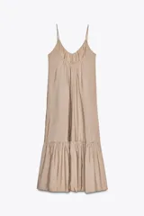 Vestido midi color beige de tejido fluido con escote pico, tirantes finos ajustables y bajo acabado en paneles con pliegues.